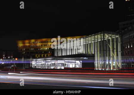 Eine lange Belichtung Government Center und City Hall in der Nacht in Downtown Boston, Massachusetts. Stockfoto