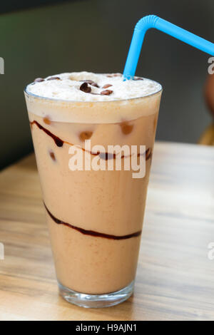 Eis Kaffee Latte mit Schokoladensauce auf Holztisch Stockfoto