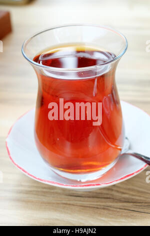 Glas türkischen Tee auf Holztisch Stockfoto