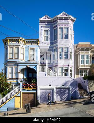 Ein Mädchen geht bis Sanchez Street (beachten Sie viktorianische Italianate Architektur) im Castro District von San Francisco, Kalifornien. Stockfoto