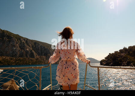 Frau Stading weiter auf einen Bug des Bootes mit schönen Blick aufs Meer-Landschaft Stockfoto