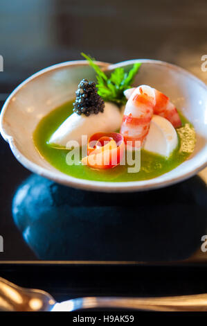 Mousse von Lily Lampe mit Lauch sauce an Misoguigawa, ein Restaurant in Kyoto, wo von der Belle Epoque in Frankreichs Geschichte beeinflusst Stockfoto