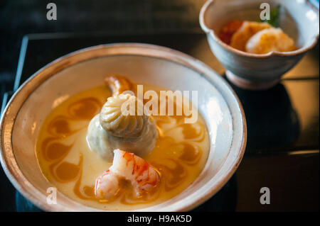 Mousse von Lily Lampe mit Lauch sauce an Misoguigawa, ein Restaurant in Kyoto, wo von der Belle Epoque in Frankreichs Geschichte beeinflusst Stockfoto