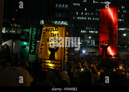 Beleuchtete Banner 'Hold the Rock, No DAPL' bei einer #NoDAPL-Demonstration auf dem Foley Square, zur Unterstützung von Standing Rock. New York, 15. November 2016 Stockfoto