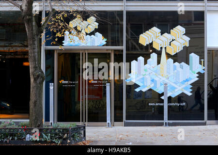 Amazon Web Services Loft, 350 W Broadway, New York, NY. aussen Storefront eines Coworking Space im Viertel SoHo in Manhattan. Stockfoto