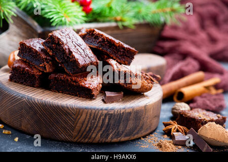 Schokoladenkuchen auf Holzbrett und auf einem Tisch Stockfoto