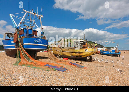 Hastings Trawler mit bunten Netzen, die am Old Town Stade Fishermen's Beach, Rock-a-Nore, Hastings, East Sussex, Vereinigtes Königreich, trocknen, GB, Fischerboote Stockfoto