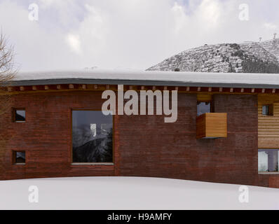 Außen Höhe. Rotes Haus - Rothaus, Andermatt, Schweiz. Architekt: Jonathan Tuckey Design, 2015. Stockfoto