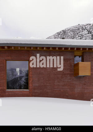 Außen Höhe. Rotes Haus - Rothaus, Andermatt, Schweiz. Architekt: Jonathan Tuckey Design, 2015. Stockfoto