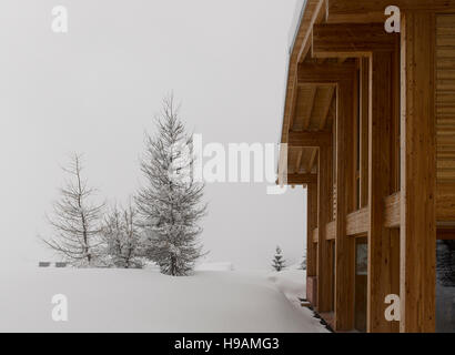 Vorderansicht. Rotes Haus - Rothaus, Andermatt, Schweiz. Architekt: Jonathan Tuckey Design, 2015. Stockfoto