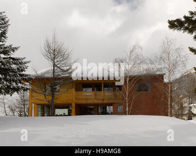 Außenansicht. Rotes Haus - Rothaus, Andermatt, Schweiz. Architekt: Jonathan Tuckey Design, 2015. Stockfoto