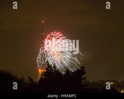 Feuerwerk über Crystal Palaca Sendestation auf dem Kerl Fawkes Nacht auch Bonfire Night, Feuerwerk Night am 5. November, London Stockfoto