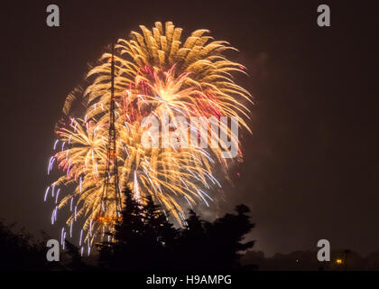 Feuerwerk über Crystal Palaca Sendestation auf dem Kerl Fawkes Nacht auch Bonfire Night, Feuerwerk Night am 5. November, London Stockfoto