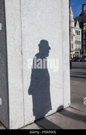 Silhouette eines Beamten gegen die Statue von Sir Winston Churchill, Parliament Square, Whitehall, London, UK Stockfoto