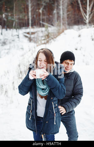 Lustige Paare, die Spaß im Freien, Winterwald im Hintergrund Stockfoto