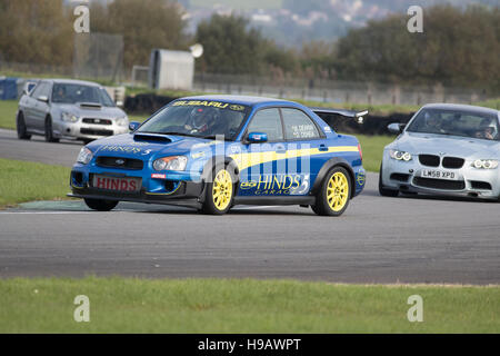 PEMBREY MOTORKREIS, CARMARTHENSHIRE, VEREINIGTES KÖNIGREICH. 8. Oktober 2016: Fahrzeug in Pembrey Circuit Track tagsüber. Stockfoto