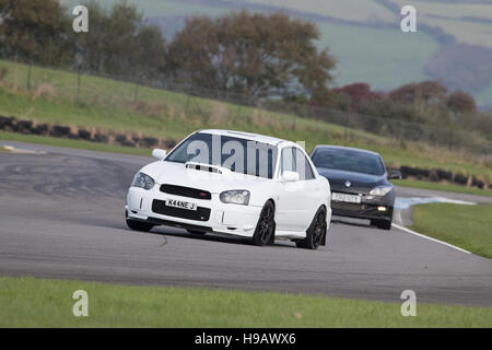 PEMBREY MOTORKREIS, CARMARTHENSHIRE, VEREINIGTES KÖNIGREICH. 8. Oktober 2016: Fahrzeug in Pembrey Circuit Track tagsüber. Stockfoto