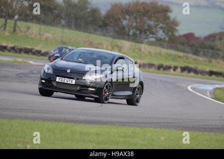 PEMBREY MOTORKREIS, CARMARTHENSHIRE, VEREINIGTES KÖNIGREICH. 8. Oktober 2016: Fahrzeug in Pembrey Circuit Track tagsüber. Stockfoto