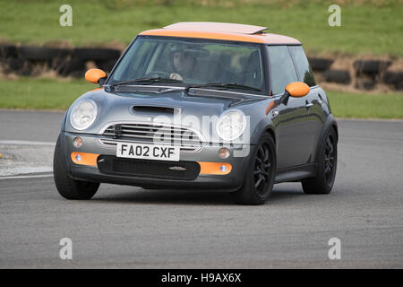 PEMBREY MOTORKREIS, CARMARTHENSHIRE, VEREINIGTES KÖNIGREICH. 8. Oktober 2016: Fahrzeug in Pembrey Circuit Track tagsüber. Stockfoto