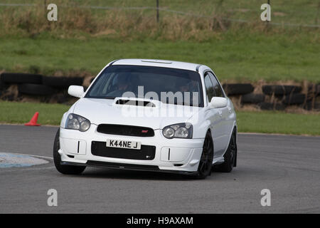 PEMBREY MOTORKREIS, CARMARTHENSHIRE, VEREINIGTES KÖNIGREICH. 8. Oktober 2016: Japanische Sport Auto Ecken in Pembrey Circuit Track tagsüber. Stockfoto