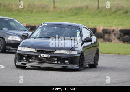 PEMBREY MOTORKREIS, CARMARTHENSHIRE, VEREINIGTES KÖNIGREICH. 8. Oktober 2016: Japanische Sport Auto Ecken in Pembrey Circuit Track tagsüber. Stockfoto