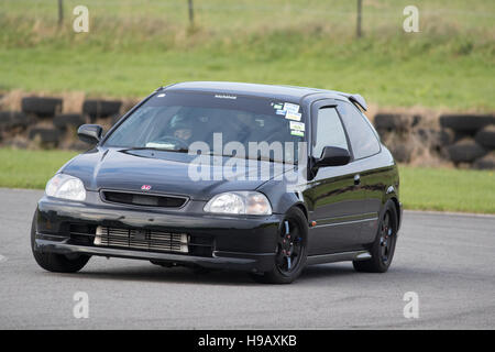 PEMBREY MOTORKREIS, CARMARTHENSHIRE, VEREINIGTES KÖNIGREICH. 8. Oktober 2016: Japanische Sport Auto Ecken in Pembrey Circuit Track tagsüber. Stockfoto