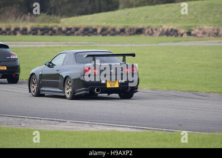 PEMBREY MOTORKREIS, CARMARTHENSHIRE, VEREINIGTES KÖNIGREICH. 8. Oktober 2016: Japanische Sport Auto Ecken in Pembrey Circuit Track tagsüber. Stockfoto