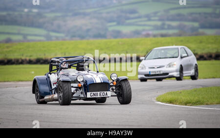 PEMBREY MOTORKREIS, CARMARTHENSHIRE, VEREINIGTES KÖNIGREICH. 8. Oktober 2016: Zwei Rennwagen nahe Pembrey Circuit Track tagsüber. Stockfoto