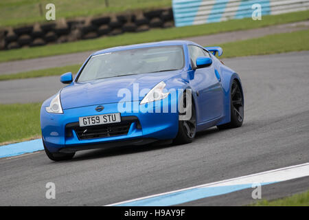 PEMBREY MOTORKREIS, CARMARTHENSHIRE, VEREINIGTES KÖNIGREICH. 8. Oktober 2016: Blaue japanische Sport Auto Ecken in Pembrey Circuit Track tagsüber. Stockfoto