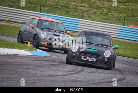 PEMBREY MOTORKREIS, CARMARTHENSHIRE, VEREINIGTES KÖNIGREICH. 8. Oktober 2016: Zwei Minis Rennen um Pembrey Circuit Track tagsüber. Stockfoto