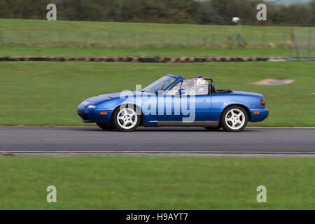 PEMBREY MOTORKREIS, CARMARTHENSHIRE, VEREINIGTES KÖNIGREICH. 8. Oktober 2016: Fahrzeug in Pembrey Circuit Track tagsüber. Stockfoto