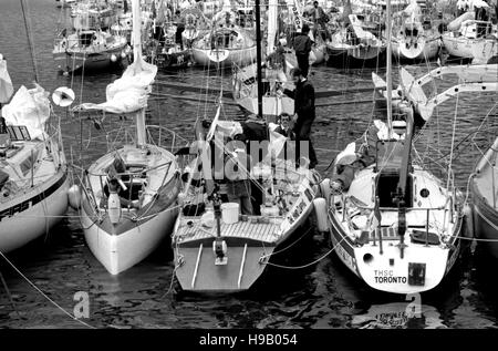 AJAXNETPHOTO. 6. JUNI 1980. PLYMOUTH, ENGLAND.  -OSTAR 1980 - EINHAND-RENNEN - DREI VON DEN KLEINSTEN BOOTEN IN DIESEM RENNEN - DREAM WEAVER (USA), EINERSEITS KLATSCHENDEN (UK) UND OLYMPUS SEGELN (CAN). FOTO: JONATHAN EASTLAND/AJAX REF: 80606 2A Stockfoto