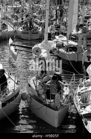 AJAXNETPHOTO. 6. JUNI 1980. PLYMOUTH, ENGLAND.  -OSTAR 1980 - EINHAND-RENNEN - EINES DER KLEINSTEN SCHIFFE IN DIESEM RENNEN - DREAM WEAVER (USA), SKIPPERED DURCH JAMES KYLE IN MILBAY DOCK. FOTO: JONATHAN EASTLAND/AJAX REF: 800606 20 Stockfoto