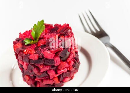 Salat-Vinaigrette auf einer Platte auf einem weißen Hintergrund isoliert hautnah. Stockfoto