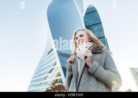 Süße Blondine mit lockigem Haar und blaue Augen Stockfoto