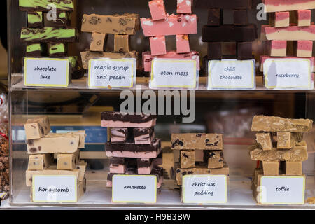 Anzeige von handgemachte Spezialität Neuheit Fudge gestapelt in Blöcken, Aromen mit Zeichen am Markt Stockfoto