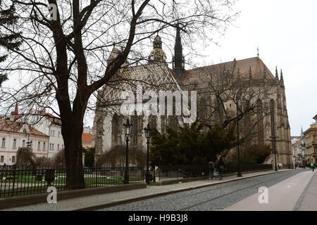 KOSICE, Slowakei - 30. März 2016: Blick auf dem zentralen Platz mit der Kathedrale der Heiligen Elisabeth in der Stadt Kosice, Slowakei. Stockfoto