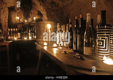 Mala Trna, Slowakei, 30. März 2016: Flaschen Wein Weinprobe Tokaj Macik Weingut in alten Höhle in Mala Trna Dorf Stockfoto