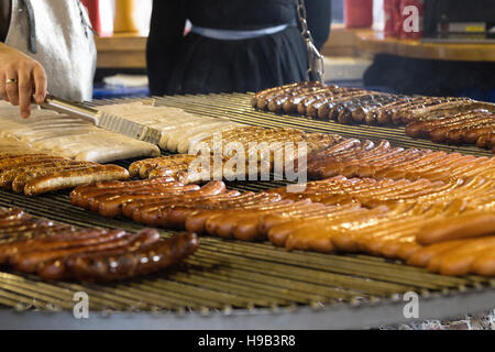 Reihen der deutschen Bratwurst Wurst wird eher auf große Grill, Suppen auf Weihnachtsmarkt Stockfoto