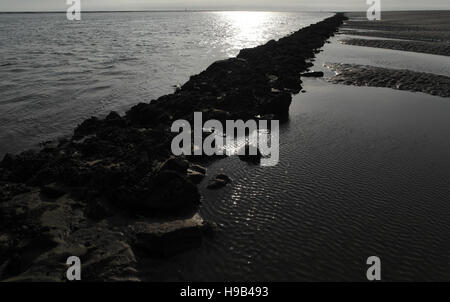 Langen, geraden Ausbildung Nordwand des Niedrigwasser Kanal der Fluss Ribble, zugewandten Ende des Ästuars, Fairhaven, Lytham, UK Stockfoto