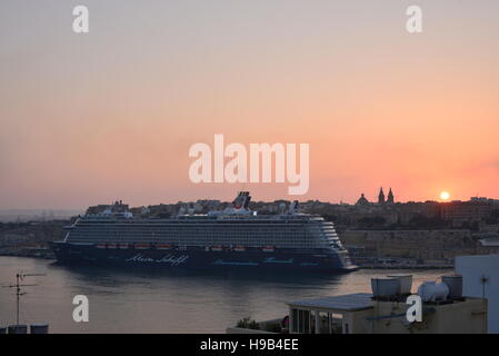 Die Mein Schiff 3 Kreuzfahrtschiff, betrieben von TUI, Liegeplatz in den Grand Harbour auf Malta bei Sonnenuntergang Stockfoto