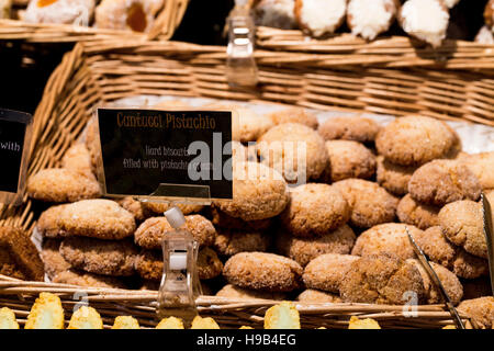 Haufen von italienische Biscotti Contucci Cookies gefüllt mit Pistaziencreme, Körbe in Handarbeit Handwerker Bauernmarkt Stockfoto