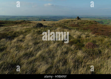 Blick Richtung Norden über Nab Hill moor Top Cairns gegenüber den Wert Tal und Rombalds Moor, South Pennines nördlich von Halifax, West Yorkshire, Großbritannien Stockfoto