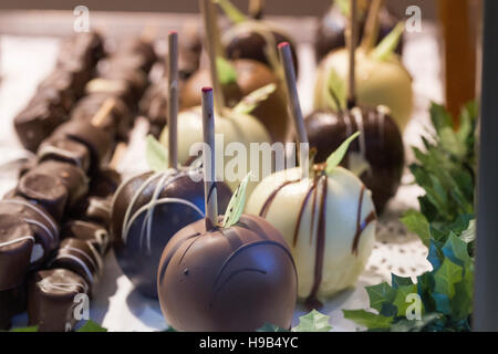 FoodPorn handgemachte Confiserie Schokolade zu Weihnachten Landwirte vermarkten, Nahaufnahme, Tablett mit Laub geschmückt Stockfoto