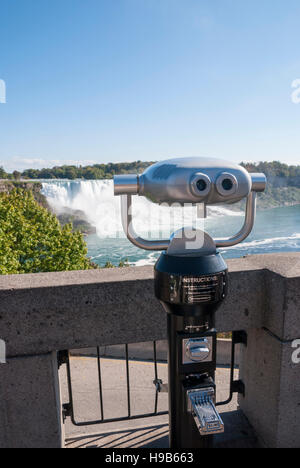 Münze betriebenen Fernglas für die Anzeige von den American Falls und andere Objekte von der kanadischen Seite von Niagara Falls Stockfoto