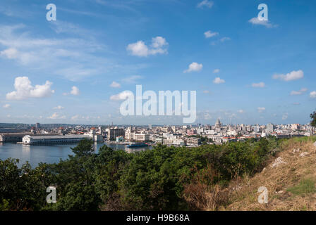 Ein Blick auf die Havanna-Skyline mit der Kreuzfahrt Schiff Klemmen Las von einem Hügel in der Nähe von Casablanca gesehen. Stockfoto