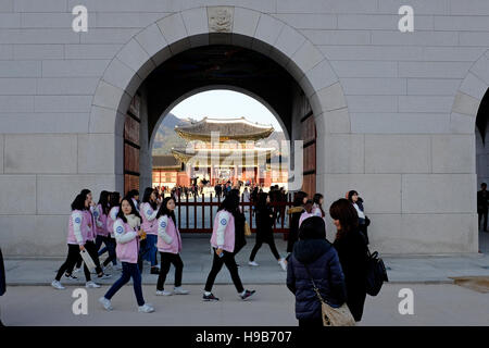 Touristen und einheimische Fuß vor Eingang zum Gyeongbokgung Palast in Seoul, Südkorea Stockfoto