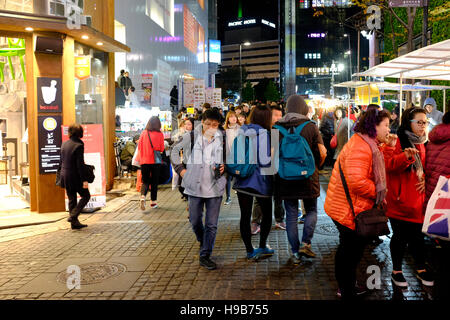 Straßenszene in der Nacht in Myeong-Dong, Seoul, Südkorea Stockfoto