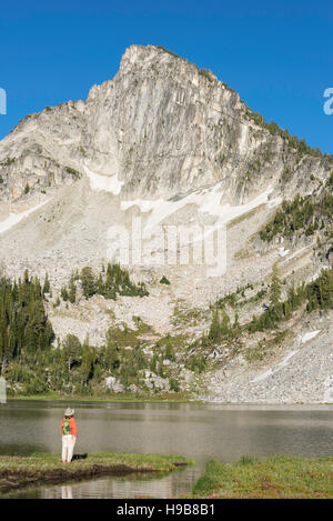 Wanderer die Aussicht in Oregon Wallowa Mountains. Stockfoto