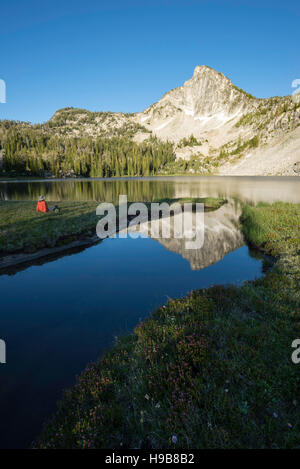 Wanderer die Aussicht in Oregon Wallowa Mountains. Stockfoto